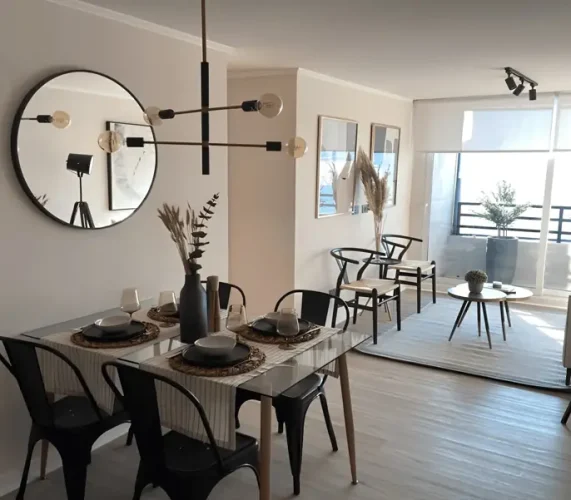 Comedor mirada al balcon mesa centra y una mesa pequeña