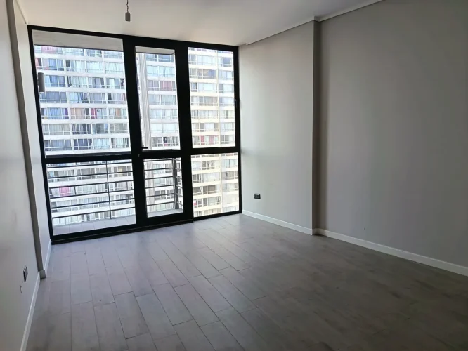 Living comedor, mirada balcón. Estación Central, venta con bino pie
