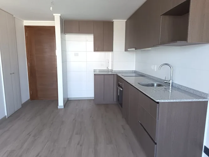 Cocina y entrada departamento en venta en Ñuñoa con bono pie entrega inmediata