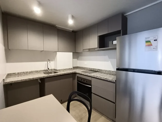 Cocina amoblada departamento entrega inmediata bono pie y tasa rebajada metro Los Heroes