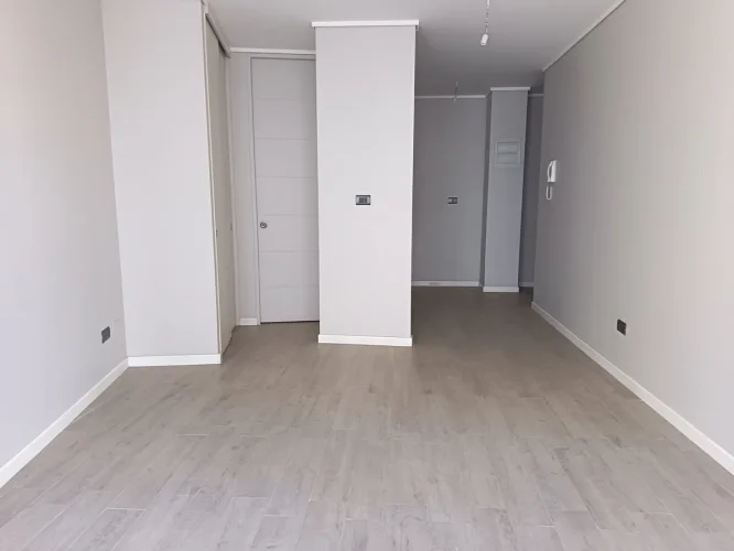Living comedor, mirada desde balcón. Estación Central, venta con bino pie