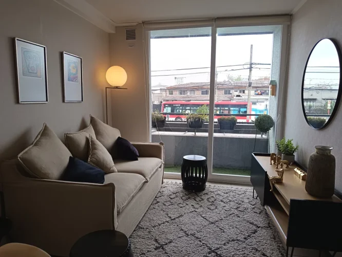 Living comedor mirada balcon departamento Quinta Normal venta con bono pie
