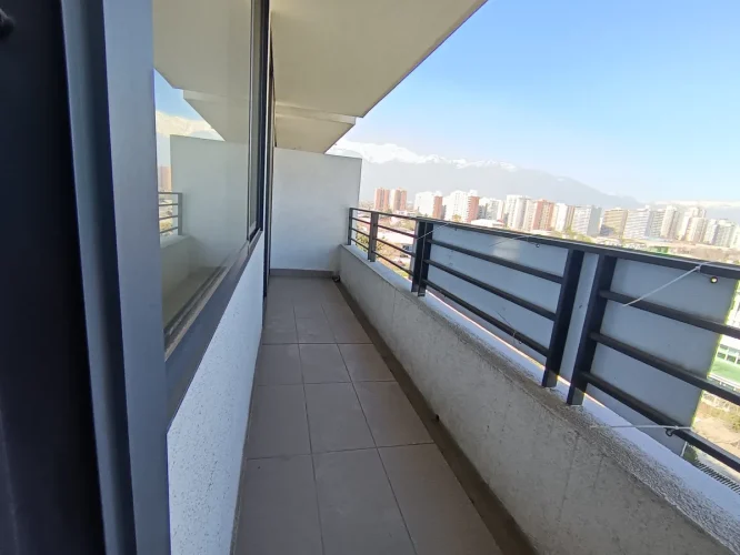 Balcon departamneto abarca living comedor y dormitorio departamento en venta en Ñuñoa con bono pie entrega inmediata