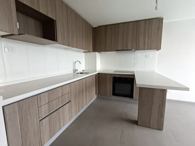 Cocina amoblada equipada proyecto cercano a metro Carlos Valdovinos bono pie Macul