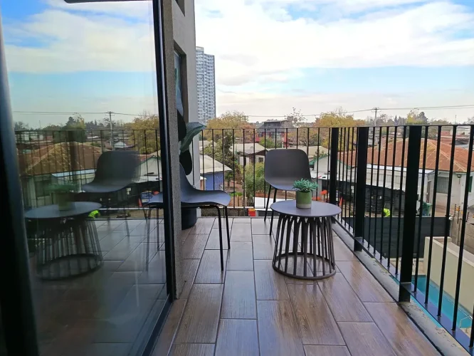 Balcón a lo largo del living comedor. venta con bono pie La Florida.