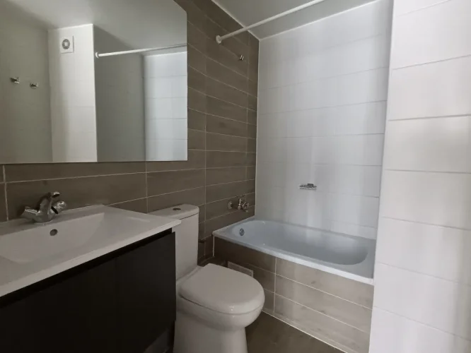 Baño con tina y espejo Estación Central, venta con bino pie