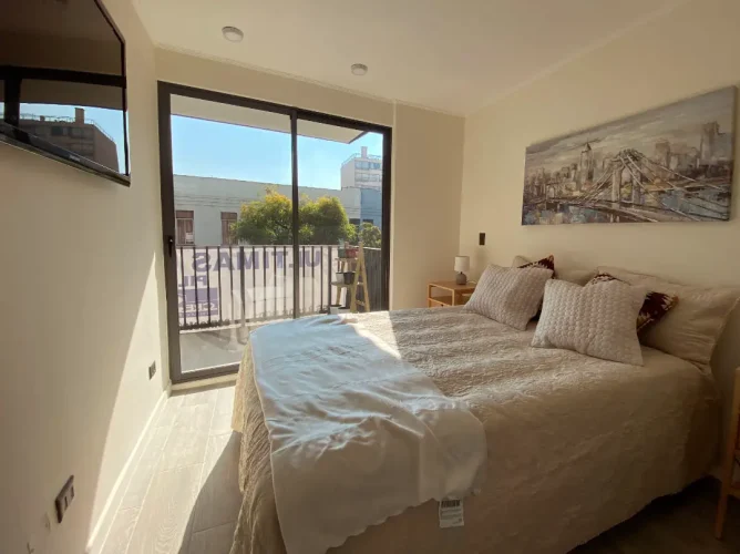 Dormitorio: cama 2 plazas con grandes espacios.