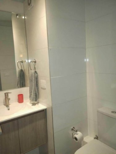Baño principál venta con ayuda para el pie cercano a metro Villa Frei por Irarrazaval