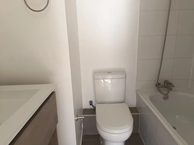 Baño departamento con tina Norma. Venat con biono pie