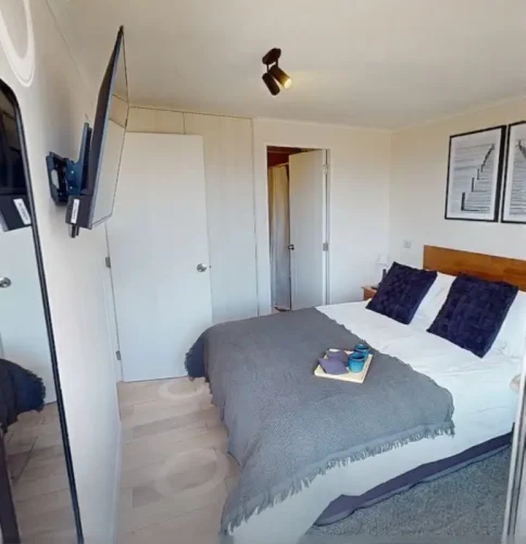 Dormitorio cama 2 plazas con una, venta con bono pie espacio.