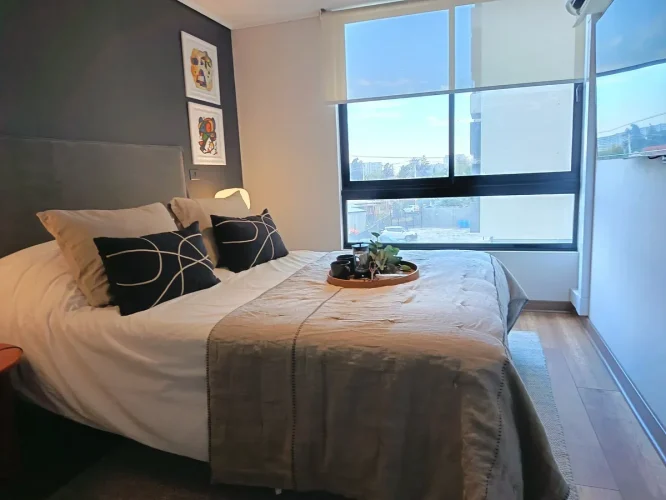 Dormitorio principal, espacio para cama de 2 plazas. venta con bono pie La Florida.