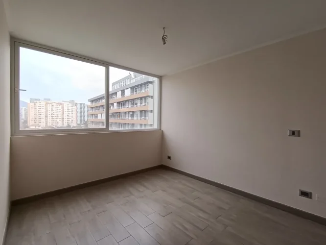 Dormitorio principal espacio para dos plazas y velador ventanas termo panel