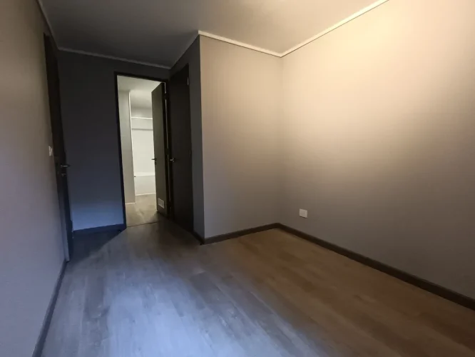 Dormitorio vista entrada departamento venta departamento con bono pie entrega inmediata metro Los Heroes