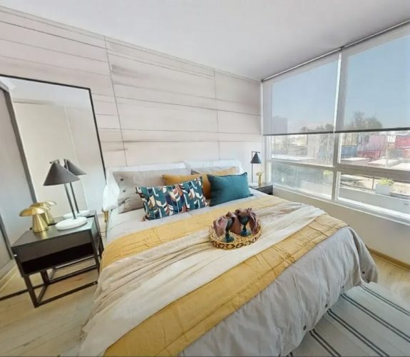 Dormitorio principal: cama de 2 plazas. ventanales