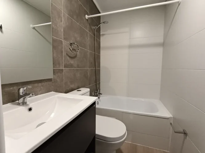 Baño con tina departamento entrega inmediata bono pie y tasa rebajada metro Los Heroes
