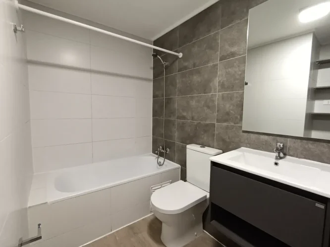 Baño dormitorio principal venta departamento con bono pie entrega inmediata metro Los Heroes