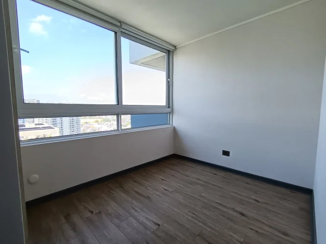 Dormitorio principal vista ventanal metro Bellavista La Florida venta con apoyo al pie