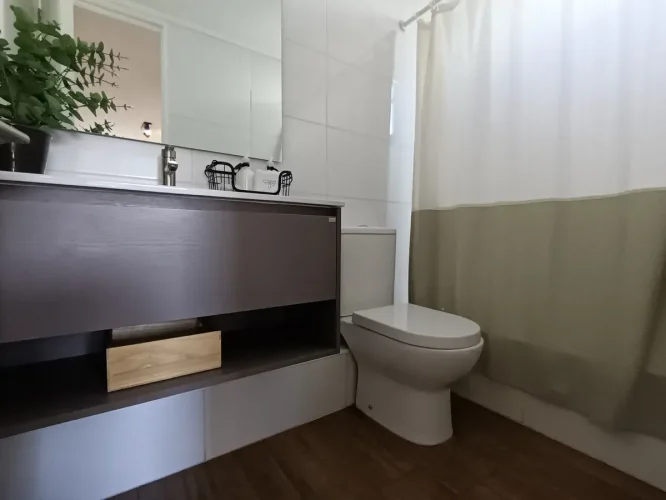 Baño con tina normal y espejo en la pared, venta con bono pie La Florida.