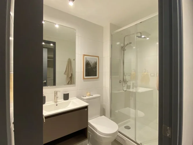 Baño dormitorio principal venta departamento La Florida bono pie entrega inmediata