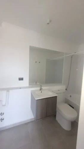 Baño grandes espacion Departamento en Concepción con bono