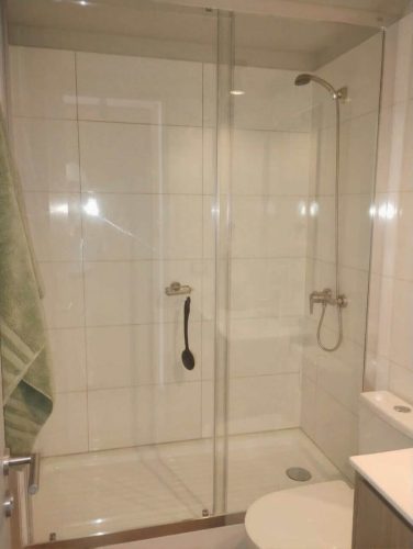 Segundo baño venta con ayuda para el pie cercano a metro Villa Frei por Irarrazaval