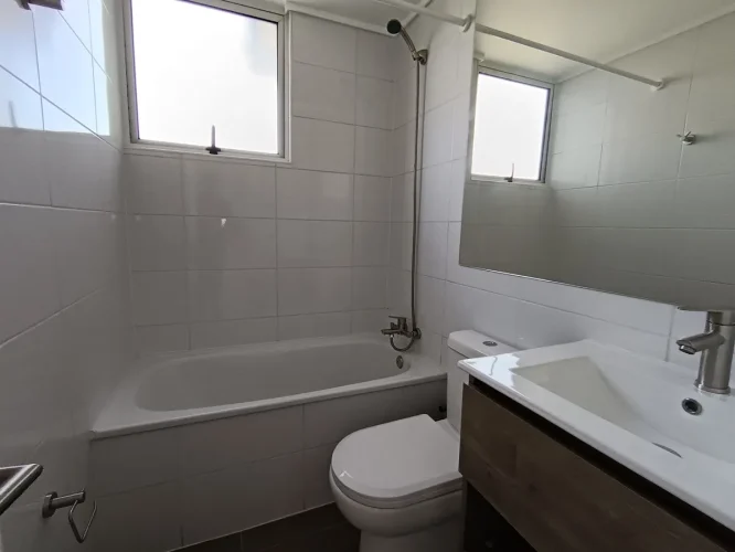 Baño: gran espacio, espejo y tina a la medida; venta con bono pie, Quinta Normal