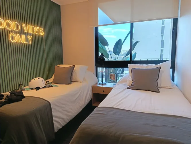 Segundo dormitorio, espacio para 2 camas de una plaza. Venta con bono pie La Florida.