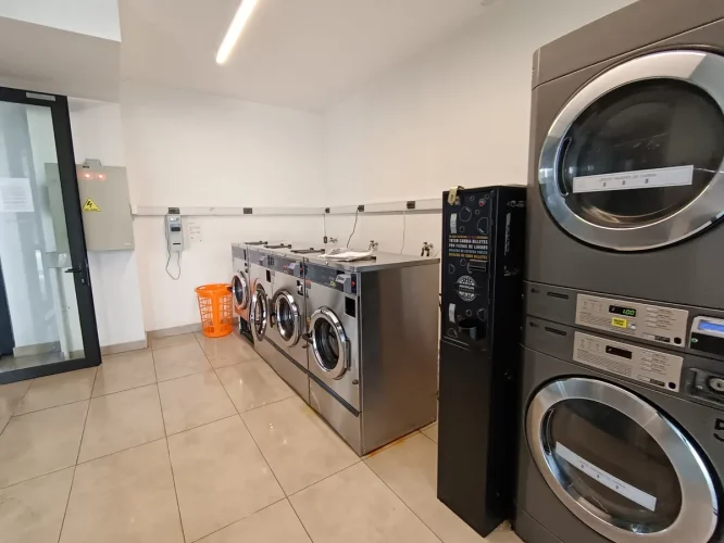 Sala de lavado y secado. Cocina amoblada, departamento en venta Estación Central con bono entrega inmediata