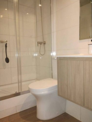 Tercer baño venta con ayuda para el pie cercano a metro Villa Frei por Irarrazaval