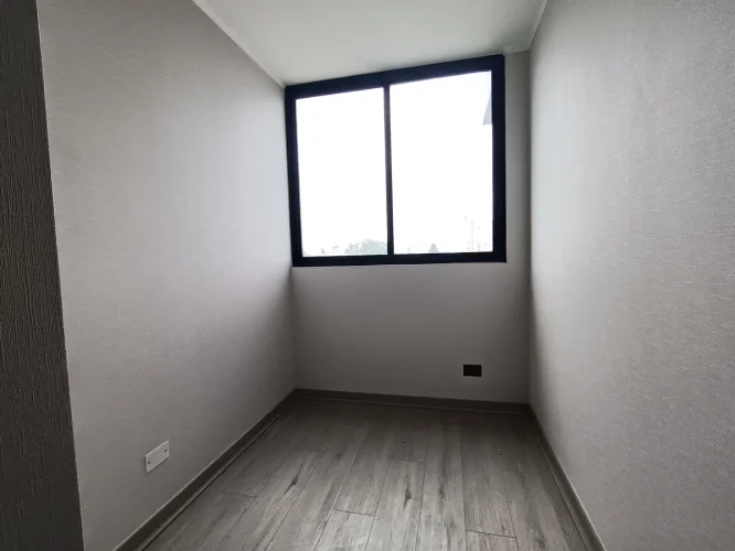 Segundo dormitorio vista ventanal venta departamento La Cisterna bono pie